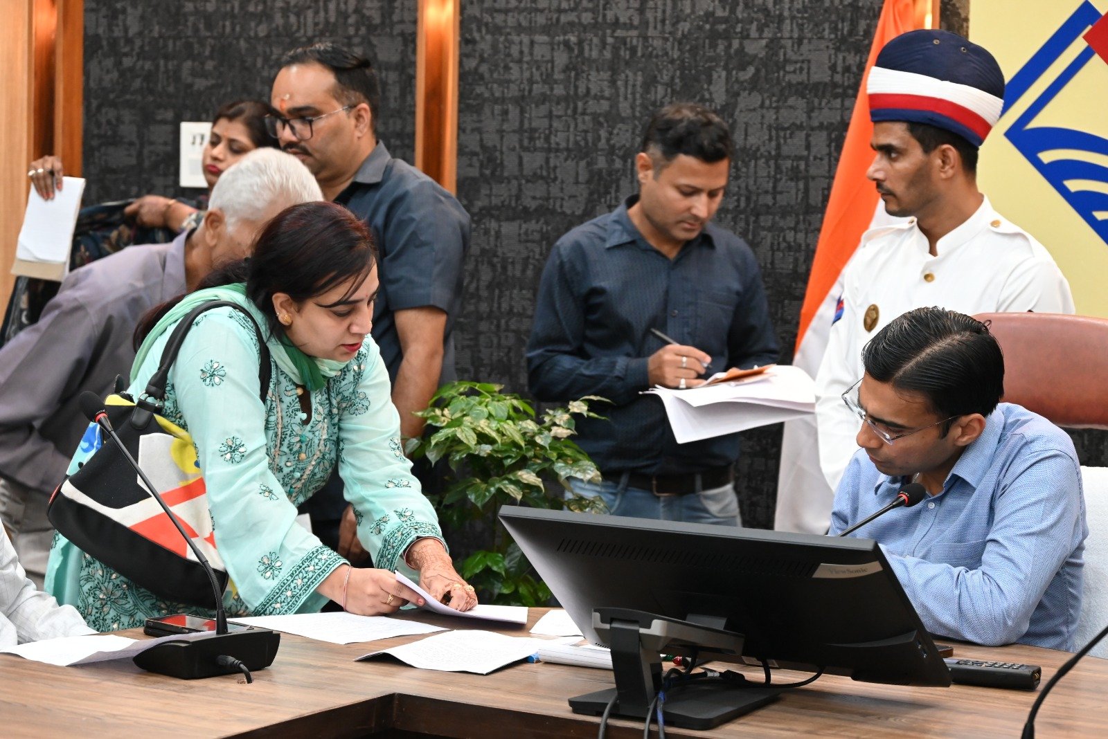 डीएम के दखल पर शिक्षिका का स्कूल पर बकाया 78 हजार मिले-दो माह का वेतन और सुरक्षा राशि दबाए बैठा था स्कूल प्रबंधन