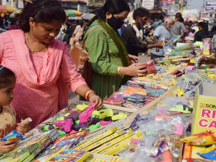 देहरादून में रास्ते और सड़कों पर नहीं लगेंगी पटाखों की दुकान