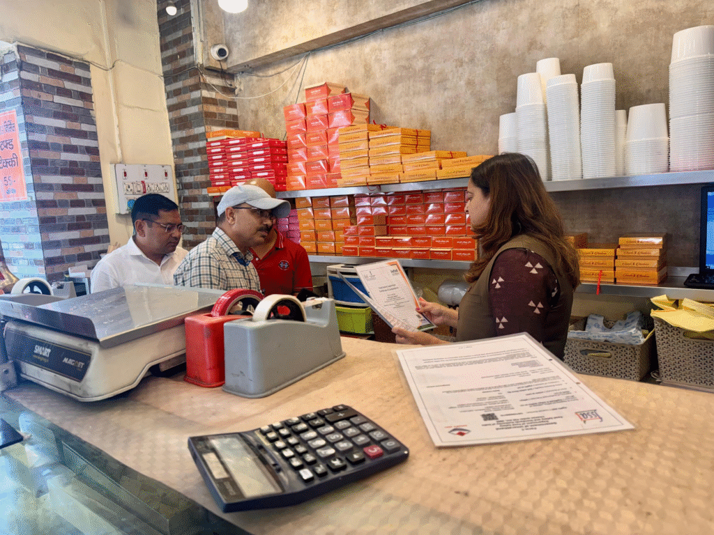 दीपावली के मद्देनजर देहरादून में मिठाई और चमचम के लिए लिए नमूने