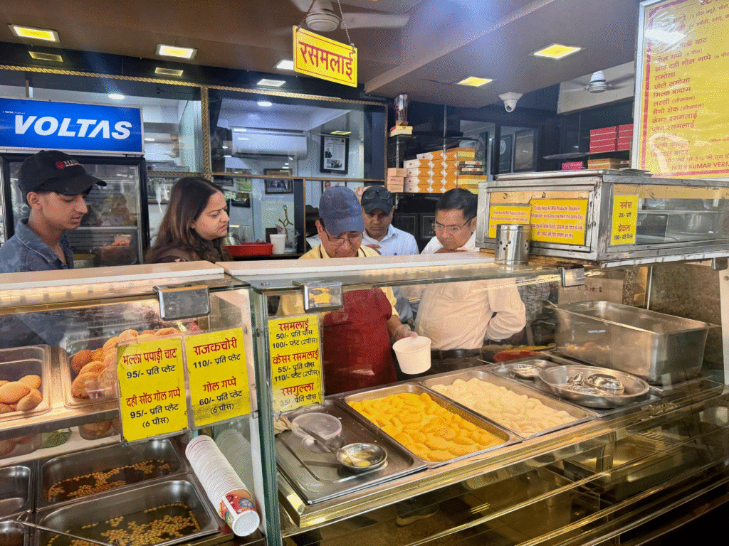 दीपावली के मद्देनजर देहरादून में मिठाई और चमचम के लिए लिए नमूने