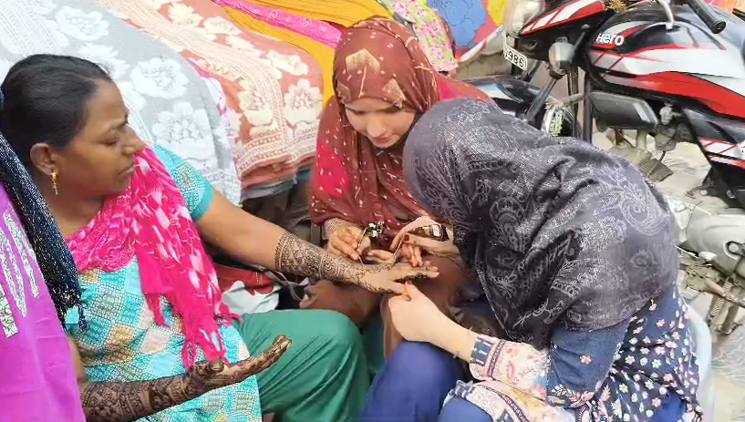 सहारनपुर करवा चौथ पर मुस्लिम युवाओं द्वारा महिलाओं को मेहंदी लगाना शरीयत के खिलाफ — मौलाना