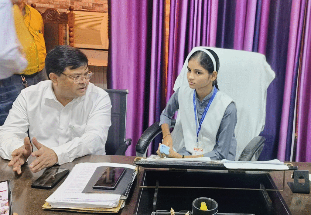 बेटियां बनीं अधिकारी — मिशन शक्ति के तहत सीडीओ ने संभलवाया ‘सशक्त प्रशासन’ का पाठ