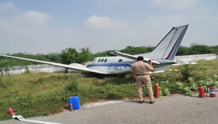 फर्रुखाबाद में बड़ा विमान हादसा टला, रनवे से फिसलकर झाड़ियों में घुसा प्राइवेट प्लेन, सभी यात्री सुरक्षित