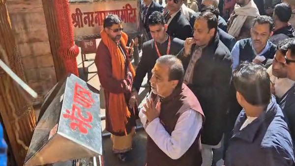 मुकेश अंबानी ने बद्रीनाथ धाम में की पूजा-अर्चना, परिवार सहित पहुंचे थे दर्शन करने