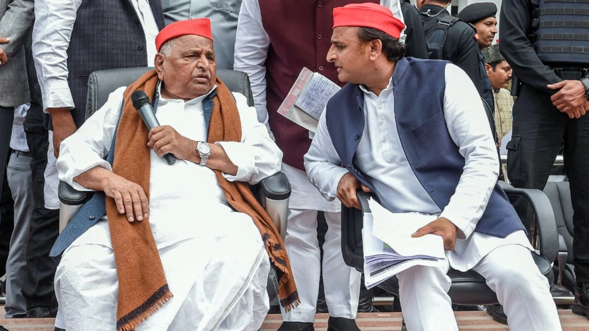 सैफई में नेताजी की तीसरी पुण्यतिथि पर जुटा पूरा परिवार, अखिलेश ने किया पिता को नमन