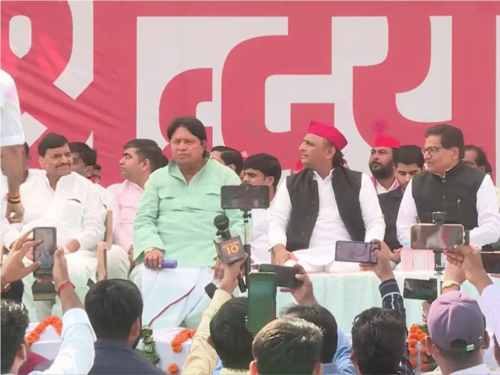 सैफई में नेताजी की तीसरी पुण्यतिथि पर जुटा पूरा परिवार, अखिलेश ने किया पिता को नमन