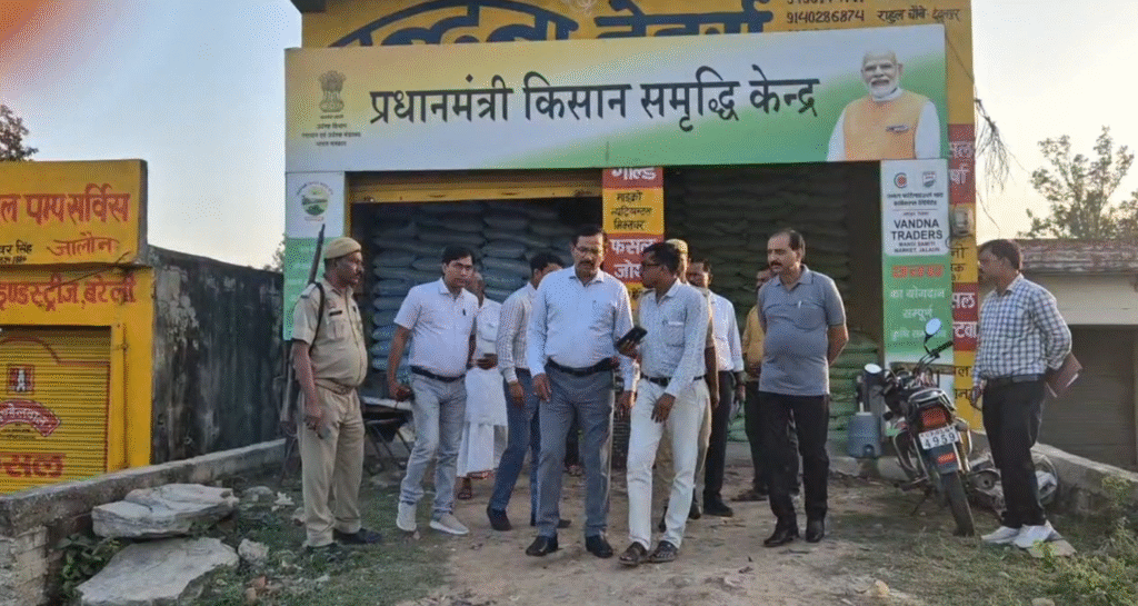 जालौन में उर्वरक की उपलब्धता को लेकर जिलाधिकारी ने किया समितियों व दुकानों का औचक निरीक्षण