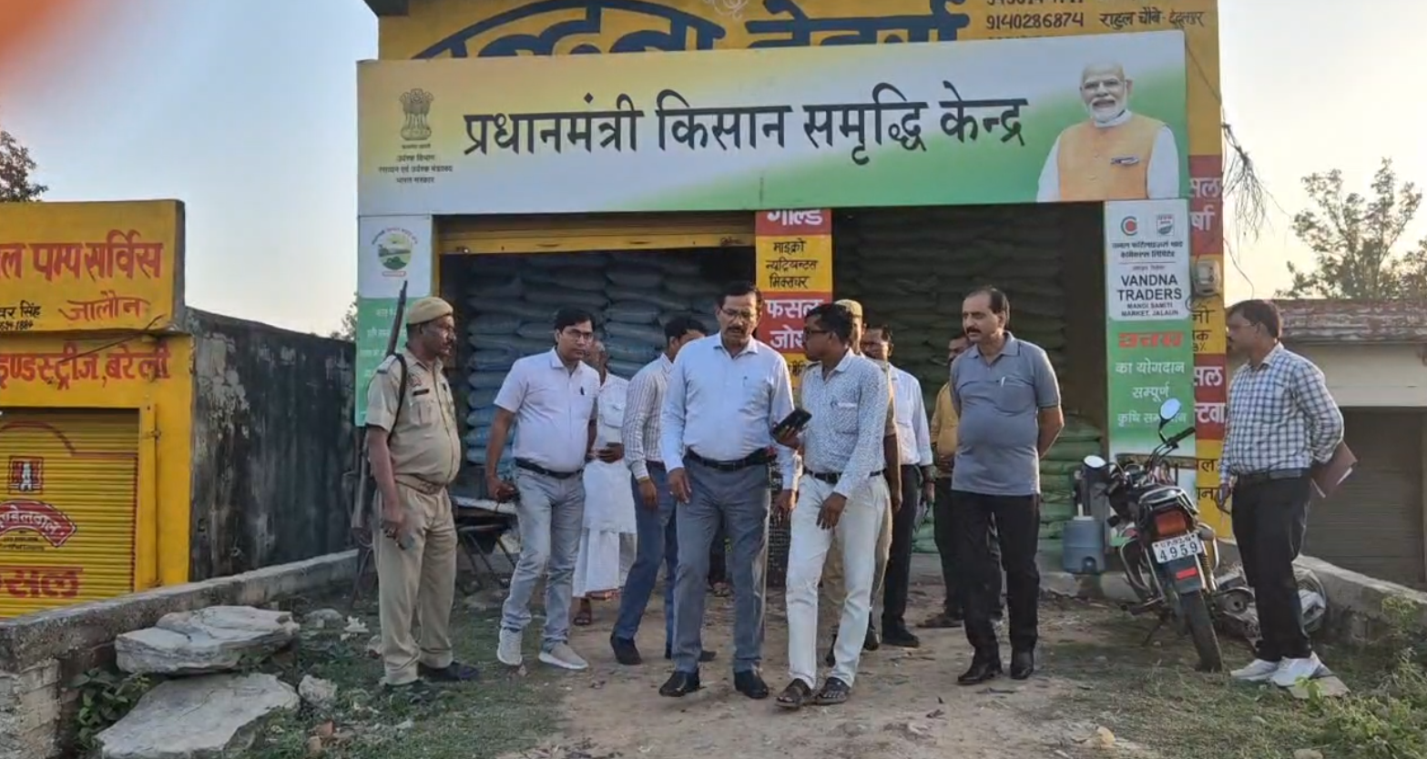 जालौन में उर्वरक किल्लत और कालाबाजारी पर DM की सख्त कार्रवाई, सहकारी समितियों और दुकानों का औचक निरीक्षण