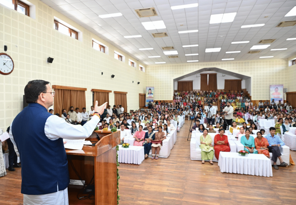 मुख्यमंत्री धामी ने 326 मेधावी छात्राओं को दिए स्मार्ट फोन