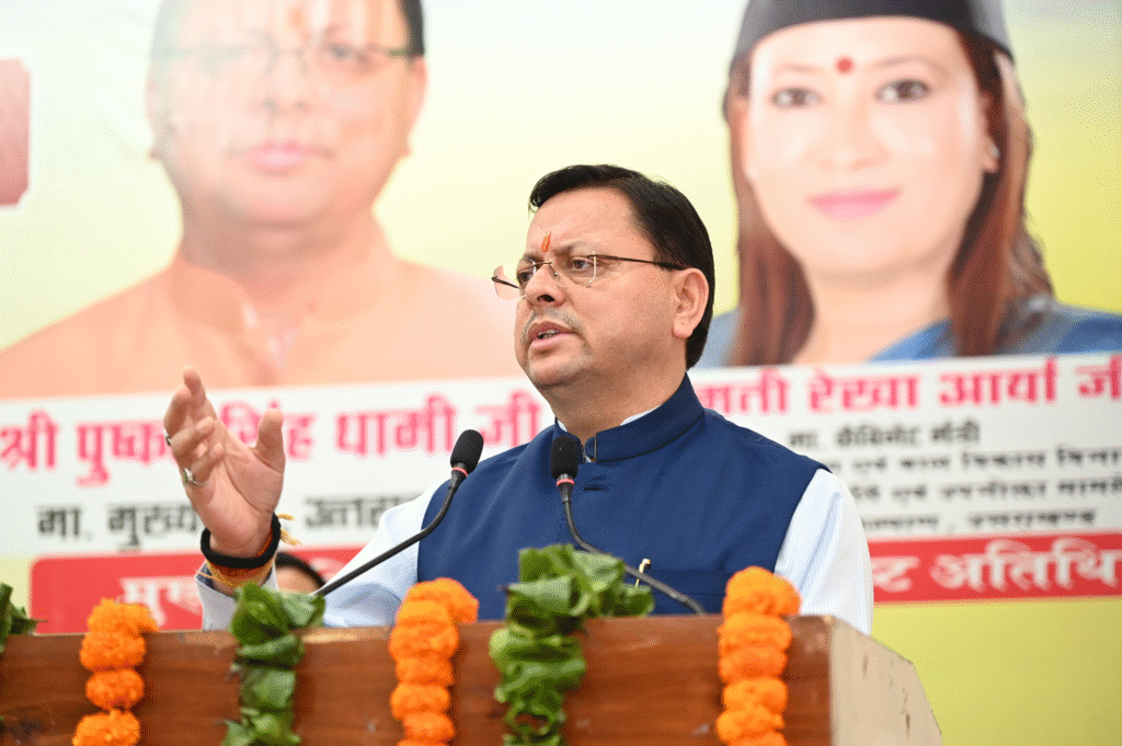 मुख्यमंत्री धामी ने 326 मेधावी छात्राओं को दिए स्मार्ट फोन