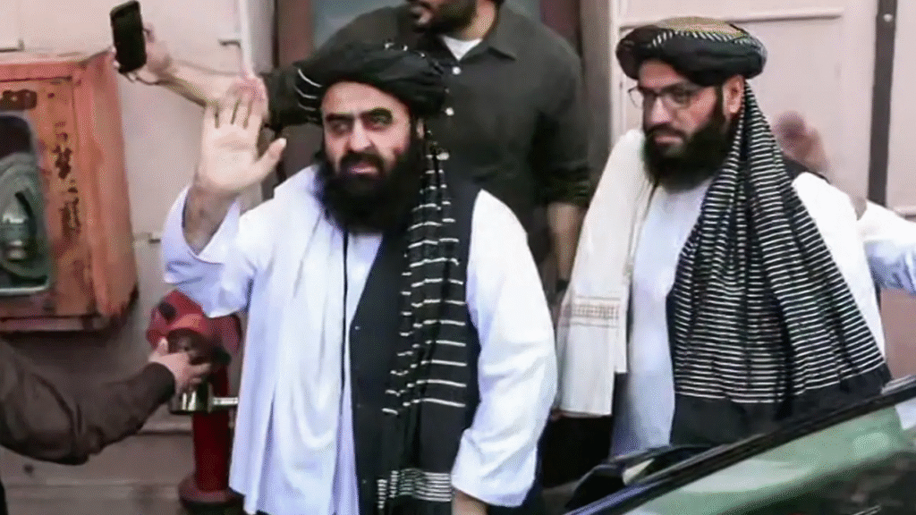 अफगान विदेश मंत्री आए बैकफुट पर, महिला पत्रकारों सबसे आगे बैठाया