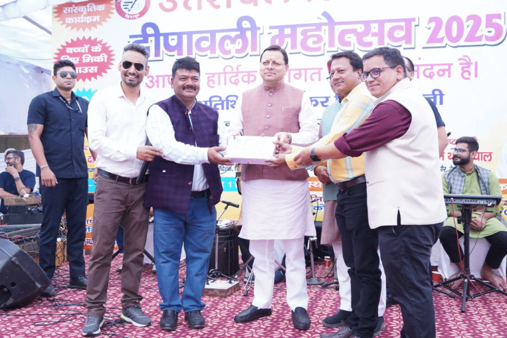 मुख्यमंत्री पुष्कर सिंह धामी ने देहरादून में उत्तरांचल प्रेस क्लब के दीपावली महोत्सव-2025 में लिया हिस्सा, पत्रकारों के लिए की कई घोषणाएँ