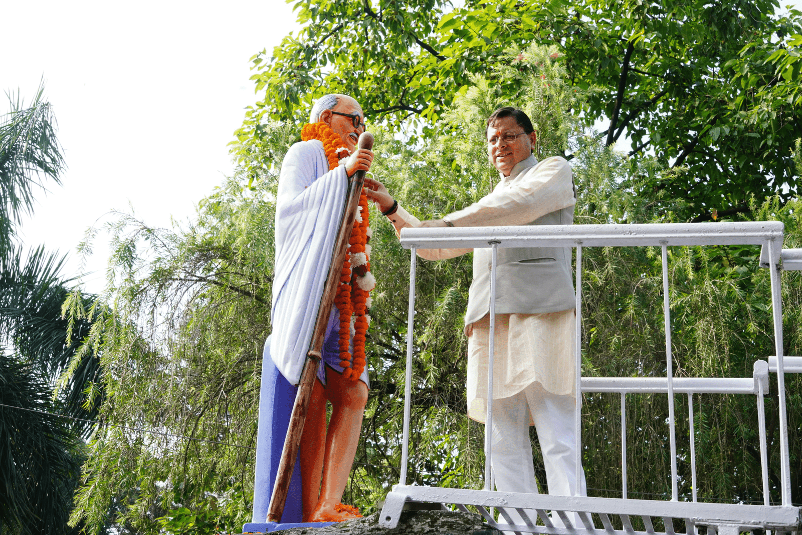 उत्तराखण्ड: मुख्यमंत्री धामी ने गांधी जयंती और शहीदों को दी श्रद्धांजलि