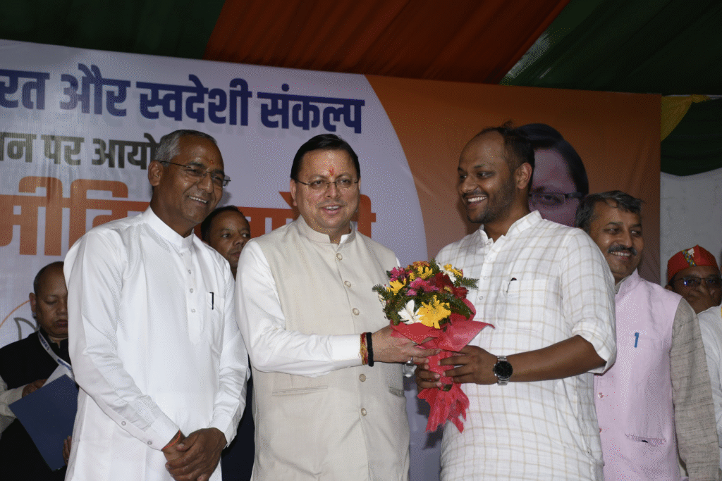 मुख्यमंत्री धामी ने हल्द्वानी में की सोशल मीडिया पदाधिकारियों के साथ बैठक