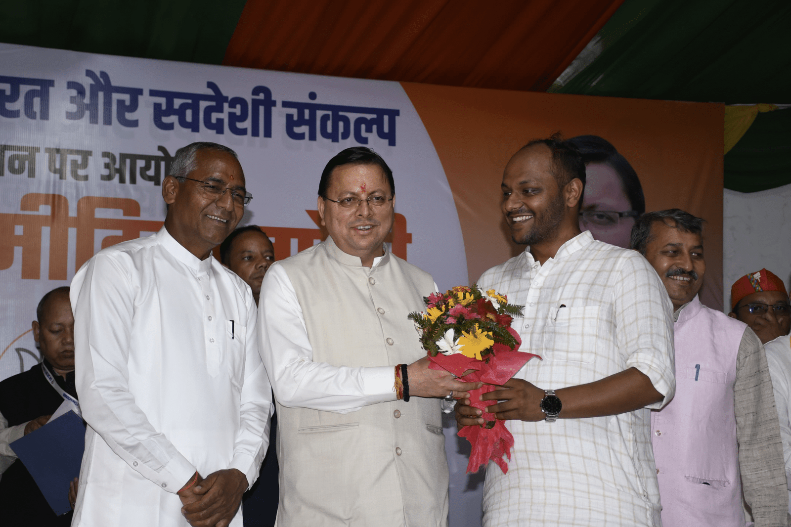 मुख्यमंत्री धामी ने हल्द्वानी में की सोशल मीडिया पदाधिकारियों के साथ बैठक