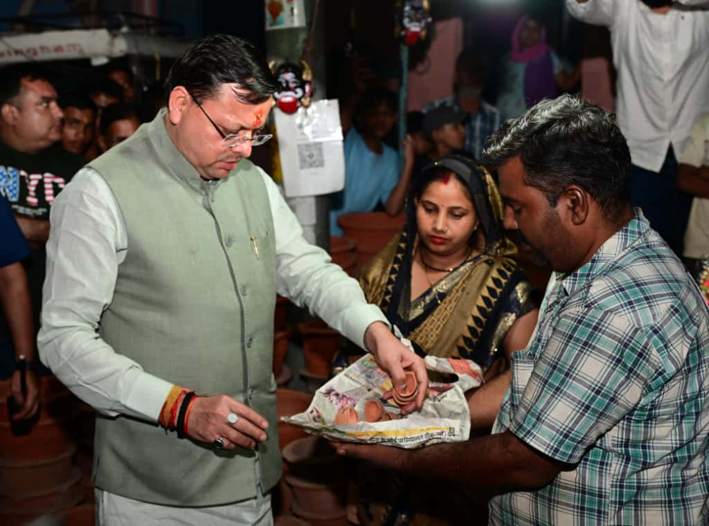 मुख्यमंत्री ने मिट्टी के दीए खरीद कर दिया वोकल फार लोकल का संदेश