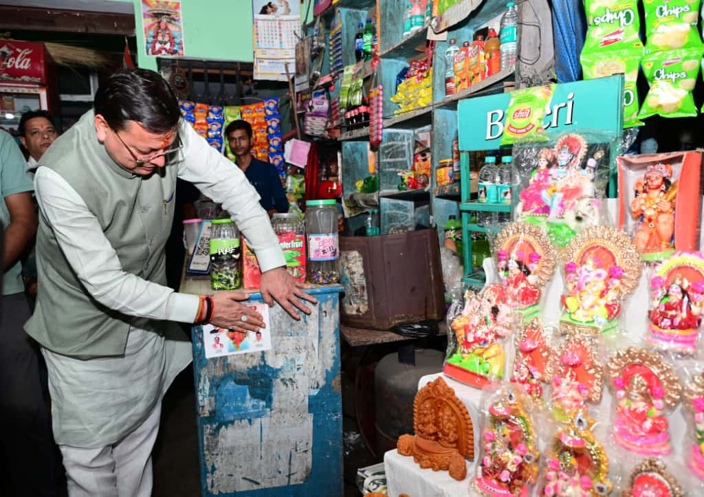 मुख्यमंत्री ने मिट्टी के दीए खरीद कर दिया वोकल फार लोकल का संदेश