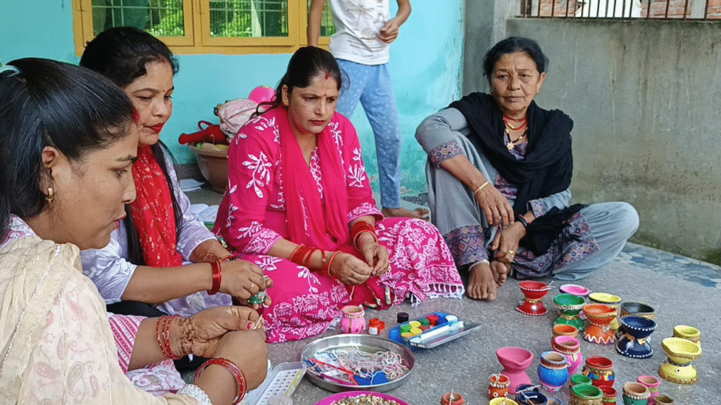 "देहरादून: स्वयं सहायता समूह की महिलाओं की मोमबत्तियों से रोशन होगी दीपावली"