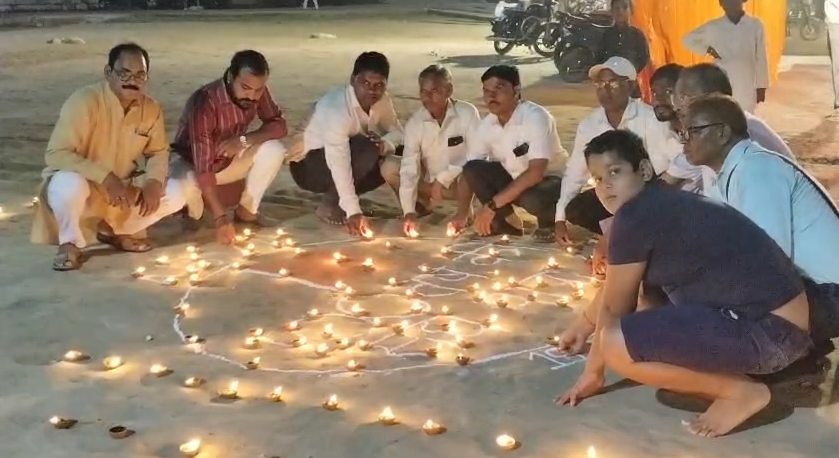 कासगंज शहर में रविवार शाम राष्ट्रीय स्वयंसेवक संघ (आरएसएस) ने दीपोत्सव कार्यक्रम आयोजित किया।