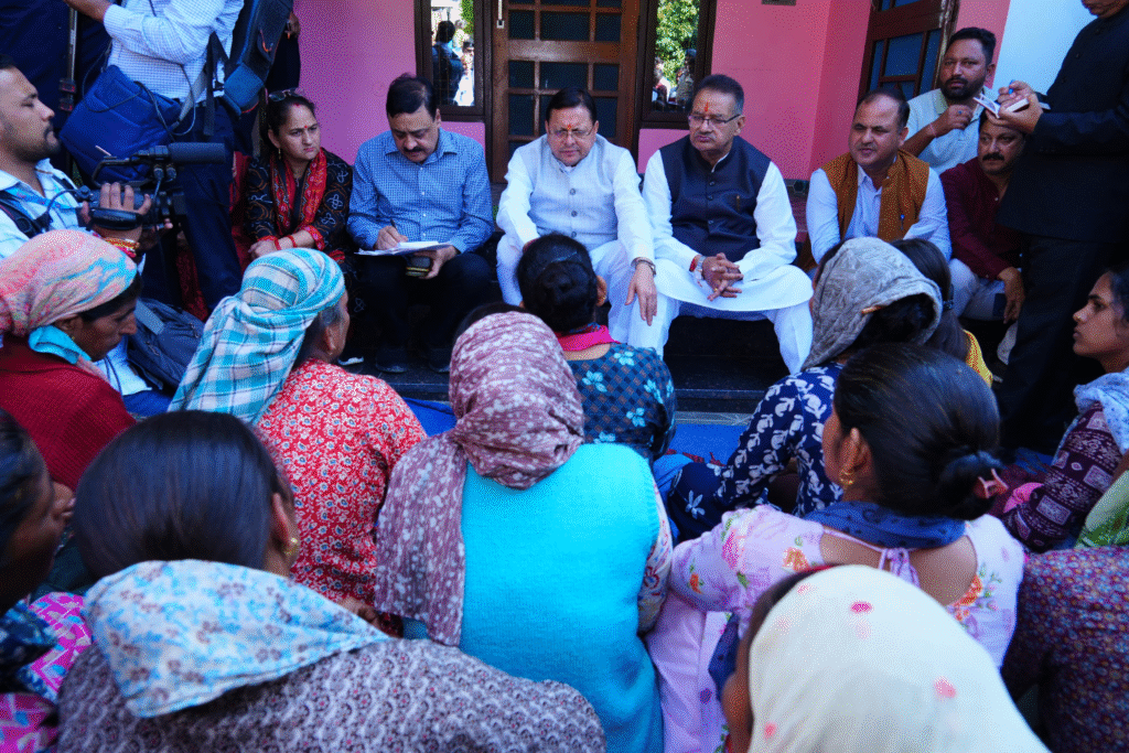 मुख्यमंत्री पुष्कर सिंह धामी ने आपदा प्रभावितों के बीच मनाई दीपावली, बढ़ाया हौसला