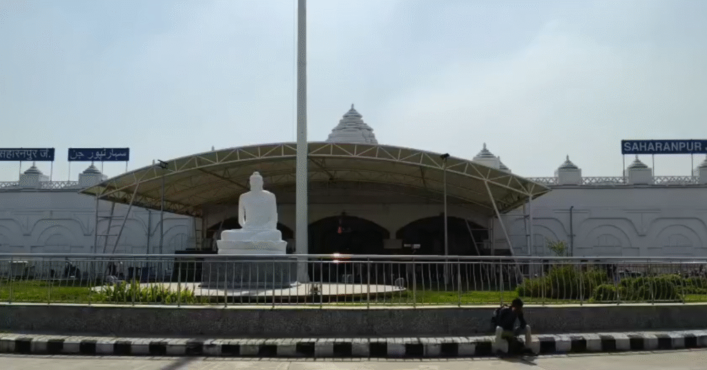 खिड़कियों और टॉयलेट से सफर — सहारनपुर जंक्शन पर बिहार लौटने वालों की भीड़ उमड़ी