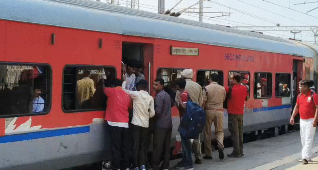 खिड़कियों और टॉयलेट से सफर — सहारनपुर जंक्शन पर बिहार लौटने वालों की भीड़ उमड़ी