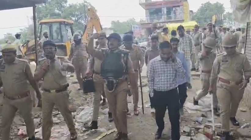 जालौन में अवैध अतिक्रमण पर चला बाबा का बुल्डोजर: 40 साल पुरानी 180 दुकानें हटाई गईं