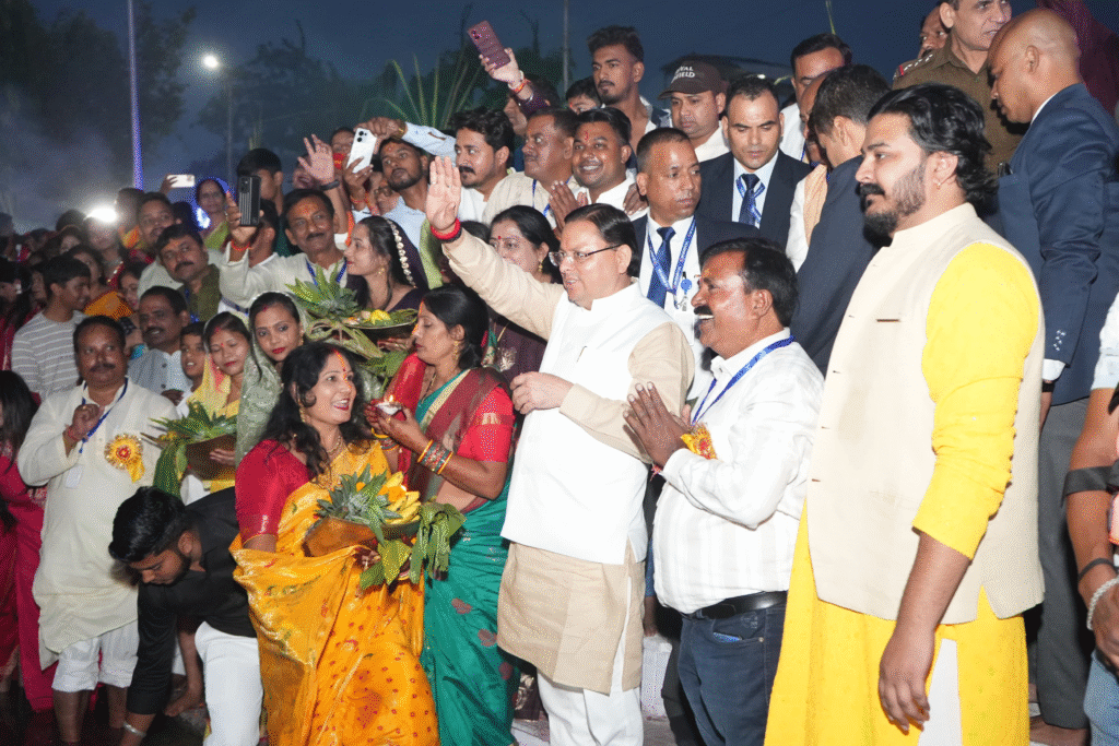 मुख्यमंत्री पुष्कर सिंह धामी ने खटीमा में छठ पूजा महोत्सव में किया शिरकत, अस्ताचलगामी सूर्य को दिया अर्घ्य