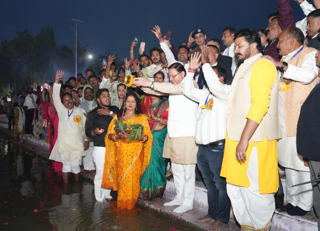 मुख्यमंत्री पुष्कर सिंह धामी ने खटीमा में छठ पूजा महोत्सव में किया शिरकत, अस्ताचलगामी सूर्य को दिया अर्घ्य
