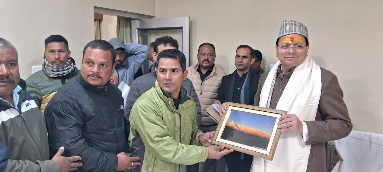 मुख्यमंत्री पुष्कर सिंह धामी मुनस्यारी पहुंचे, जनता-जवानों से किया आत्मीय संवाद