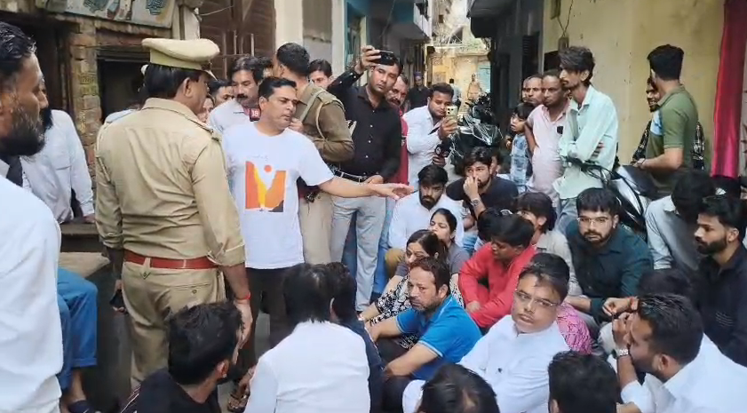 सहारनपुर में प्रेम विवाद: ईशिका ने ठुकराई परिवार की अपील, बोलीं- शाकिब के बिना कहीं नहीं जाऊंगी, पुलिस ने संभाला तनावपूर्ण माहौल