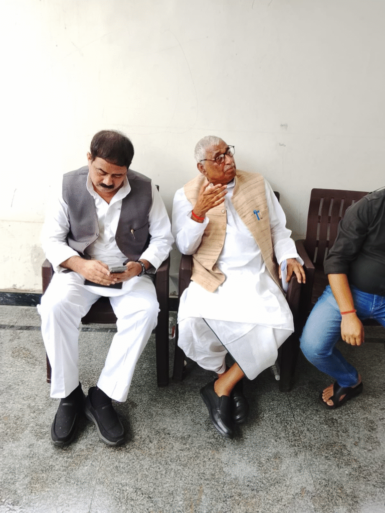 विधान सभा में नेता प्रतिपक्ष माता प्रसाद पांडेय लखनऊ में हाउस अरेस्ट