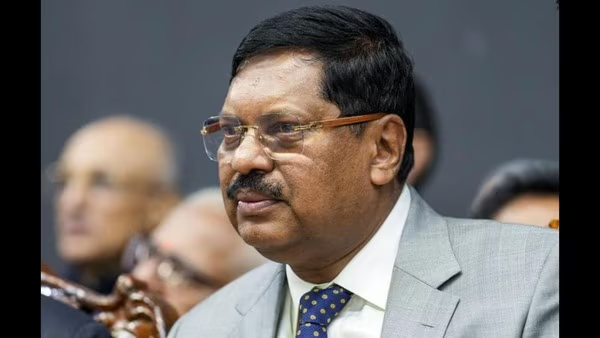 सुप्रीम कोर्ट में चीफ जस्टिस बीआर गवई पर जूता फेंकने की कोशिश, वकील हिरासत में