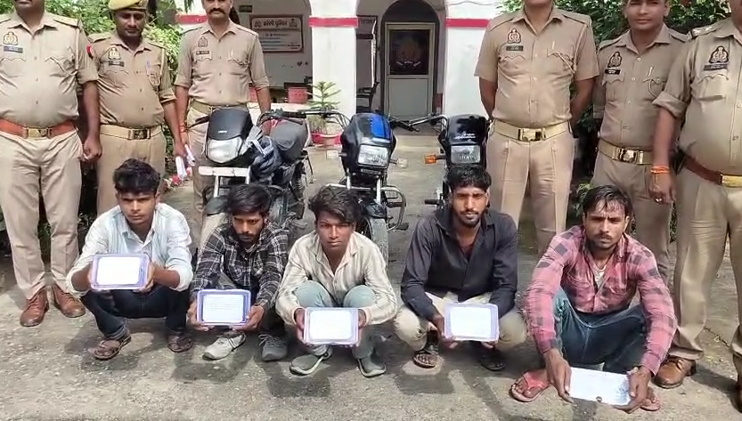 मीरगंज पुलिस की सर्जिकल स्ट्राइक — 05 शातिर बाइक चोर गिरफ्तार, तीन मोटरसाइकिलें बरामद