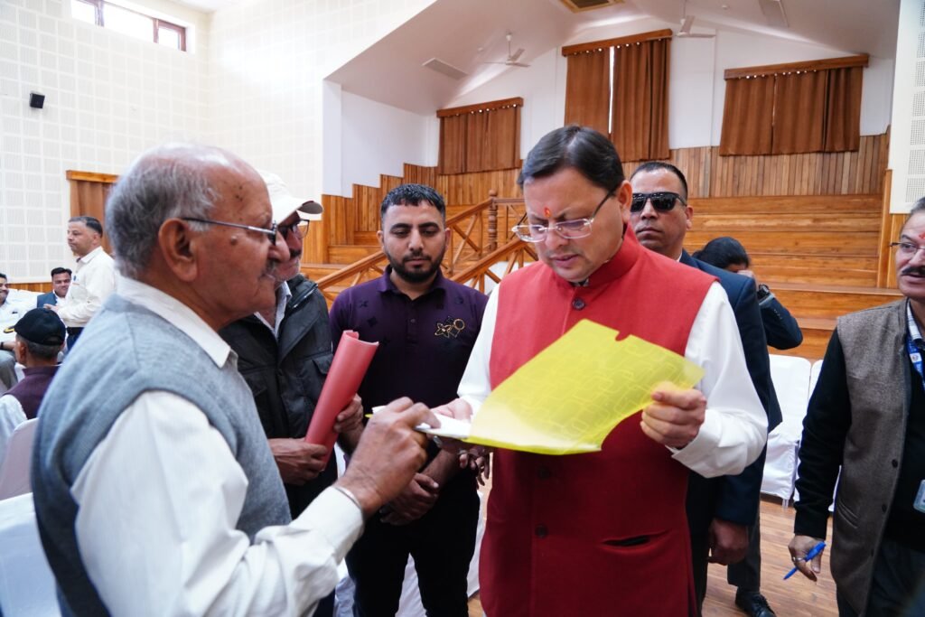 मुख्यमंत्री धामी ने जनता मिलन कार्यक्रम में सुनीं समस्याएं, दिए त्वरित निस्तारण के निर्देश