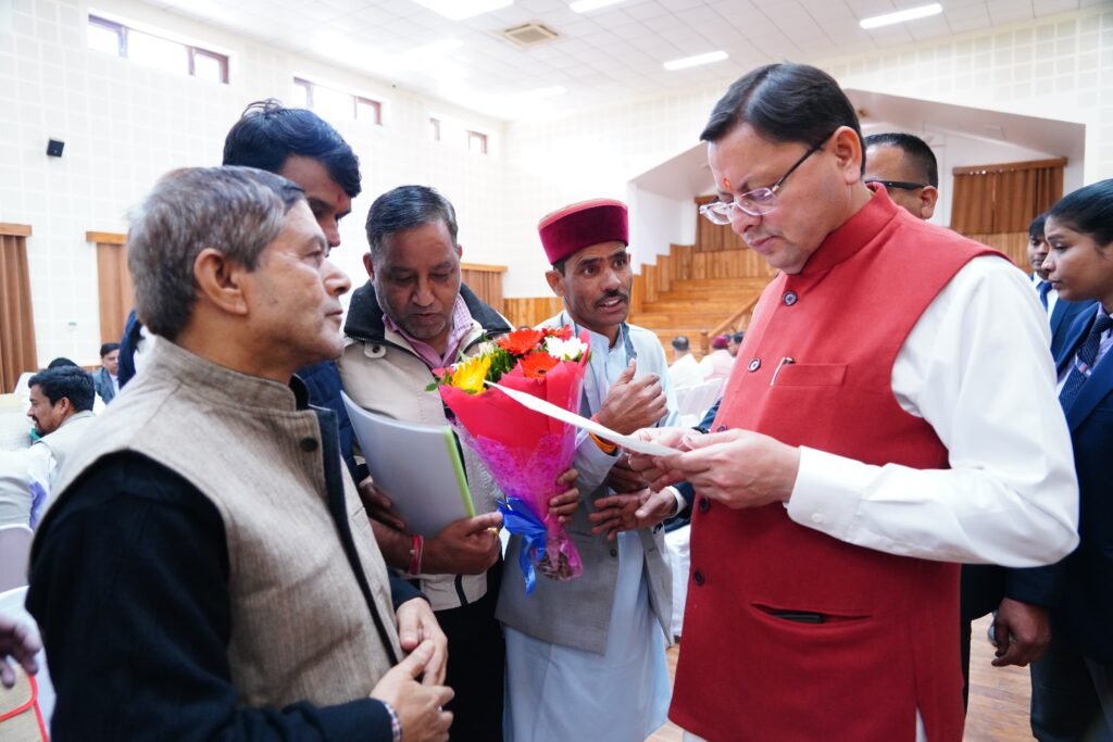 मुख्यमंत्री धामी ने जनता मिलन कार्यक्रम में सुनीं समस्याएं, दिए त्वरित निस्तारण के निर्देश