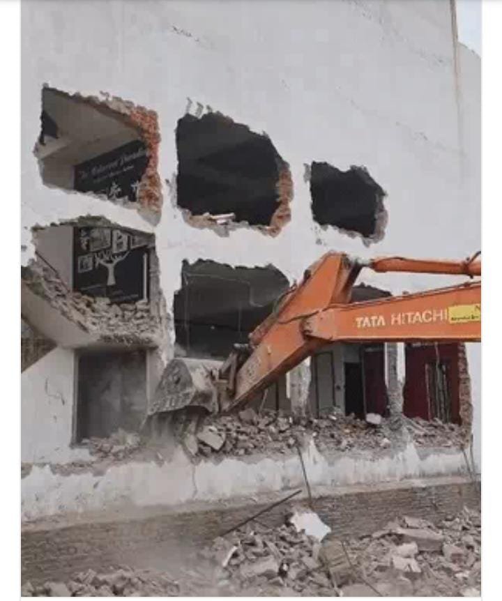 बरेली हिंसा के मुख्य आरोपी मौलाना तौकीर के करीबी की तीन मंजिला बिल्डिंग पर गरजा बुलडोजर