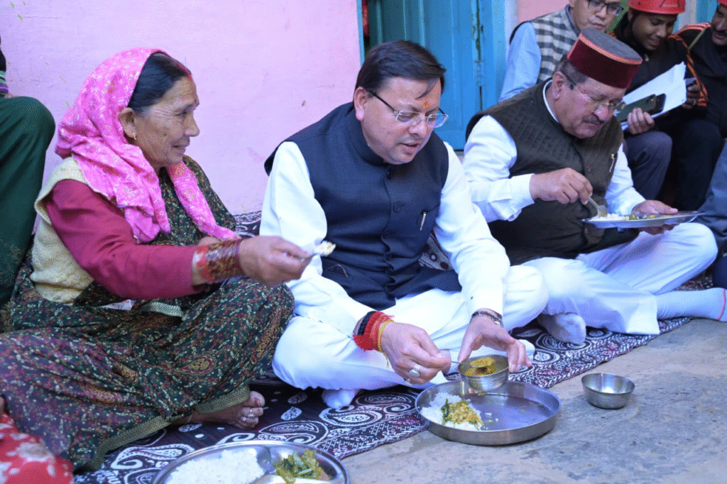 लोकपर्व इगास पर रुद्रप्रयाग पहुंचे सीएम धामी: आपदा प्रभावित परिवारों के बीच किया भोजन, पांच लाख की सहायता दी, हेलीपैड व सड़क निर्माण की घोषणा
