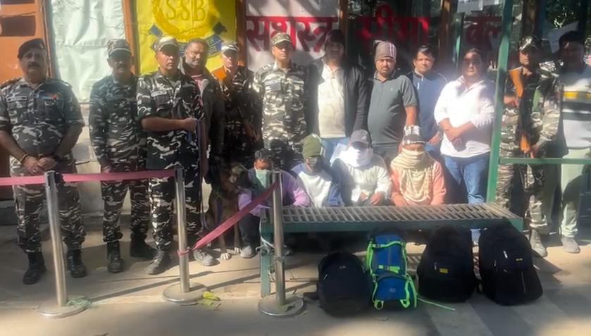 इंडो-नेपाल बॉर्डर पर सोने-चांदी के आभूषणों के साथ चार नेपाली तस्कर गिरफ्तार