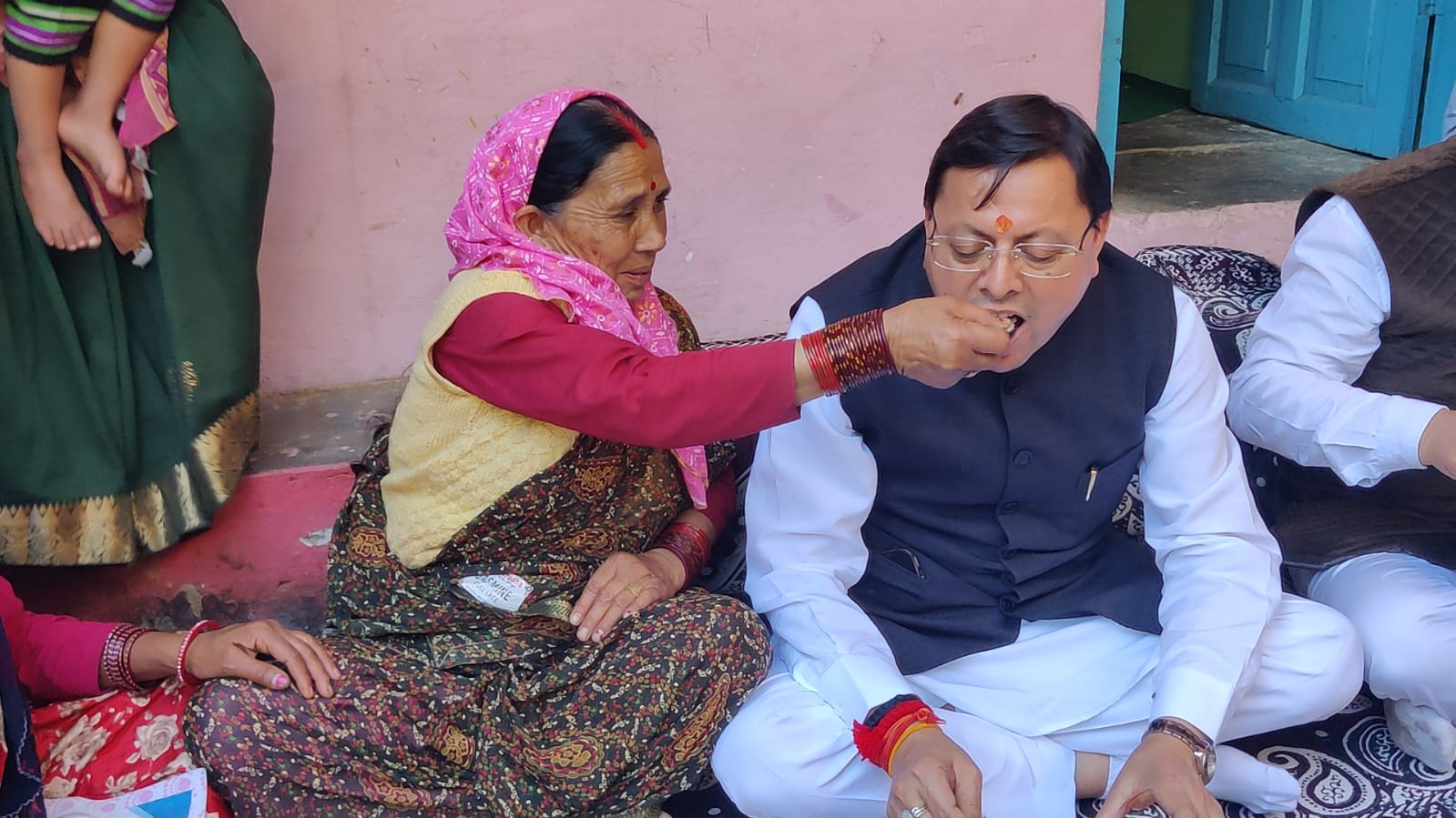 लोकपर्व इगास पर रुद्रप्रयाग पहुंचे सीएम धामी: आपदा प्रभावित परिवारों के बीच किया भोजन, पांच लाख की सहायता दी, हेलीपैड व सड़क निर्माण की घोषणा