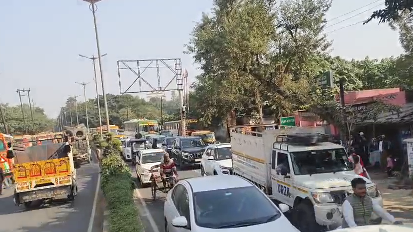 सवारी के परिजन ने रोडवेज चालक से की अभद्रता रोडवेज कर्मियों ने लगाया लम्बा जाम