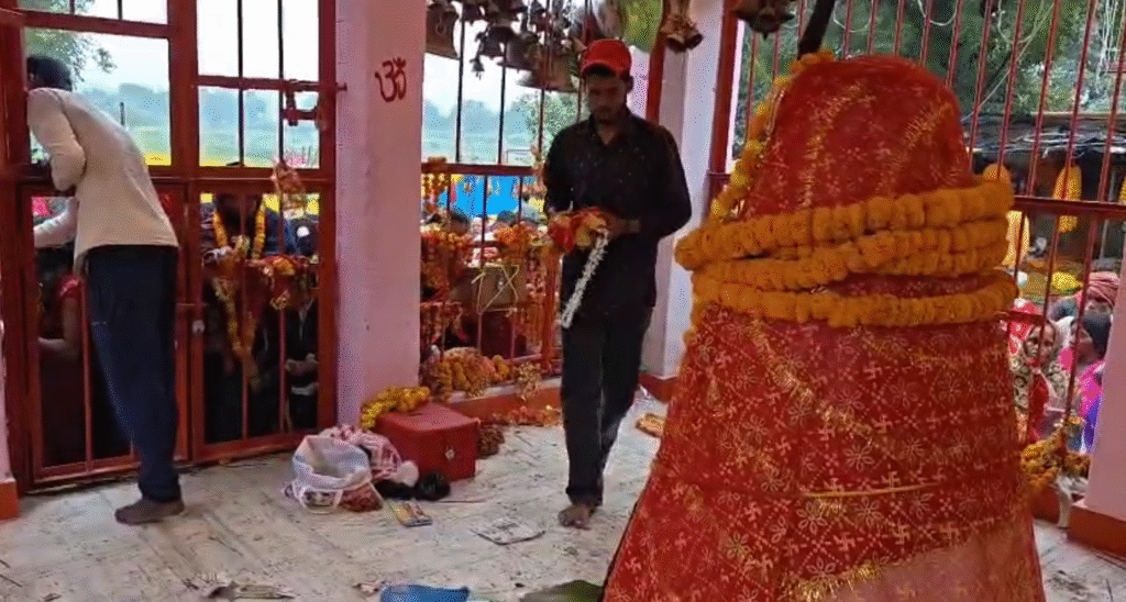 मिर्जापुर के बरही गांव में बेचूबीर व बरहिया माता मेला शुरू: भूत-प्रेत बाधा से मुक्ति व संतान प्राप्ति की आस्था में उमड़ा लाखों श्रद्धालुओं का सैलाब, बारिश भी न रोक सकी