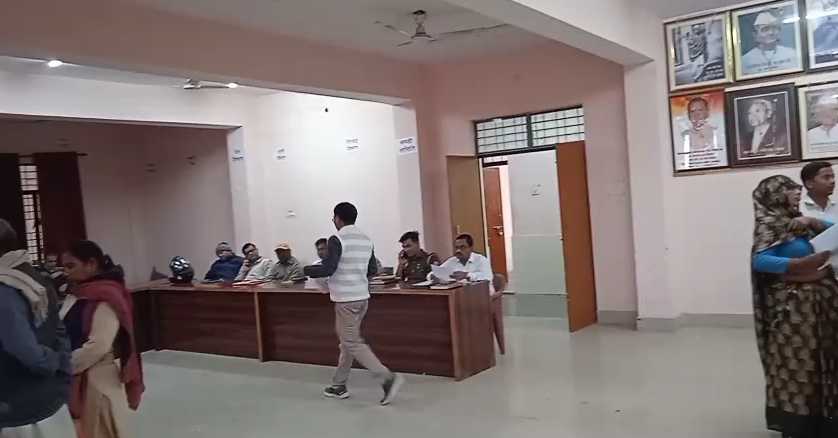 20 साल से जमीन की जंग: रामबहादुर की हाजिरी ने अधिकारियों को किया हैरान, संपूर्ण समाधान दिवस में फिर लगी गुहार