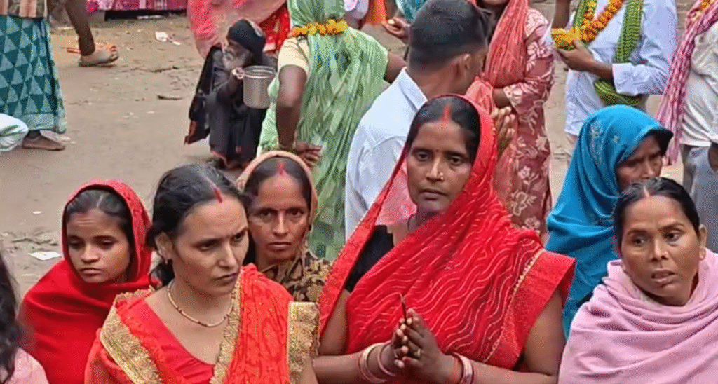 मिर्जापुर के बरही गांव में बेचूबीर व बरहिया माता मेला शुरू: भूत-प्रेत बाधा से मुक्ति व संतान प्राप्ति की आस्था में उमड़ा लाखों श्रद्धालुओं का सैलाब, बारिश भी न रोक सकी