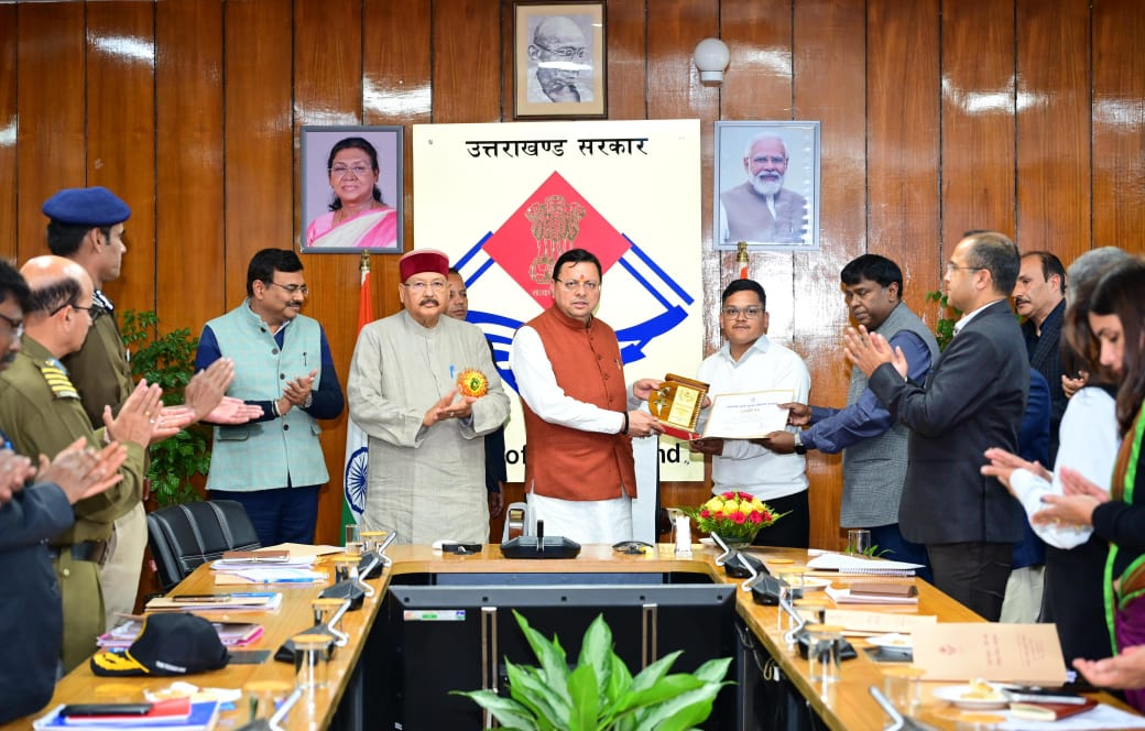 देहरादून : मुख्यमंत्री पुष्कर सिंह धामी ने सड़क सुरक्षा को लेकर अधिकारियों को दिए सख्त निर्देश, दुर्घटना पीड़ितों को मिलेगा कैशलेस इलाज