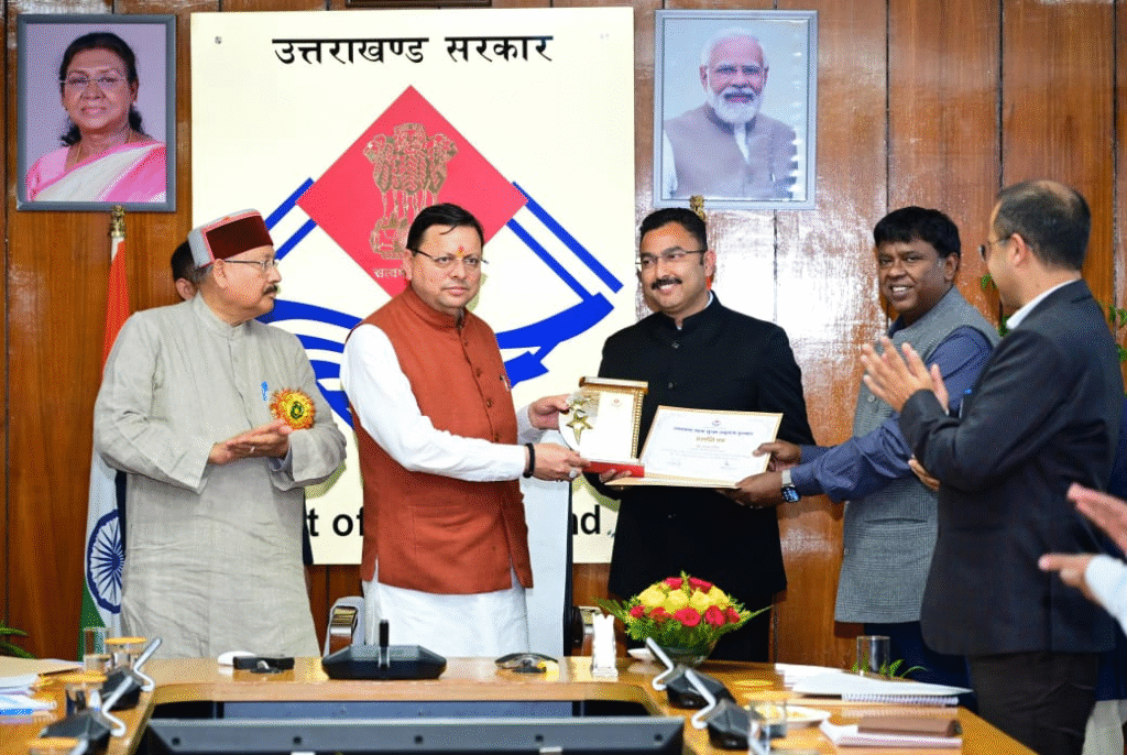 देहरादून : मुख्यमंत्री पुष्कर सिंह धामी ने सड़क सुरक्षा को लेकर अधिकारियों को दिए सख्त निर्देश, दुर्घटना पीड़ितों को मिलेगा कैशलेस इलाज