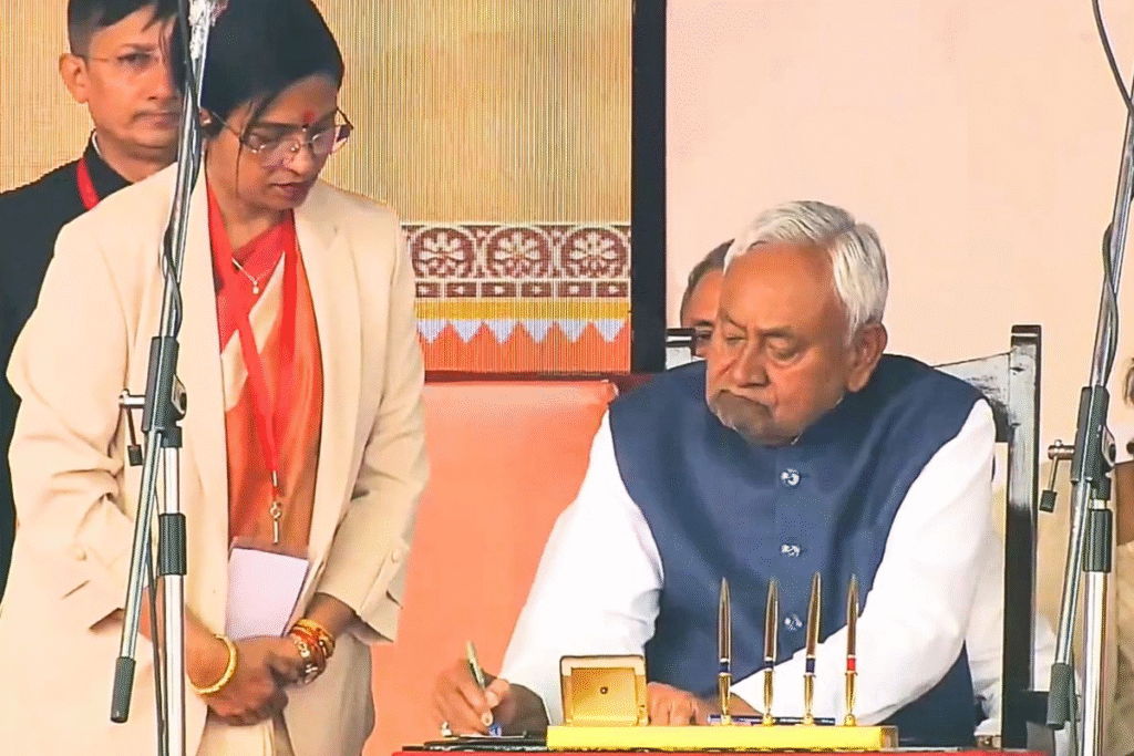 बिहार में ऐतिहासिक क्षण! नीतीश कुमार ने 10वीं बार ली सीएम पद की शपथ, 26 मंत्रियों का नया मंत्रिमंडल