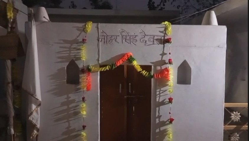 ग्रामीणों ने मंदिर में चोरी करते पकड़ा चोर, जमकर की पिटाई; पुलिस के दावे हुए खोखले