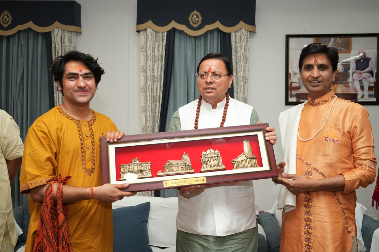 संत समाज ने मुख्यमंत्री धामी को दिया आशीर्वाद: ‘देवभूमि के धर्म-संरक्षक’ की उपाधि