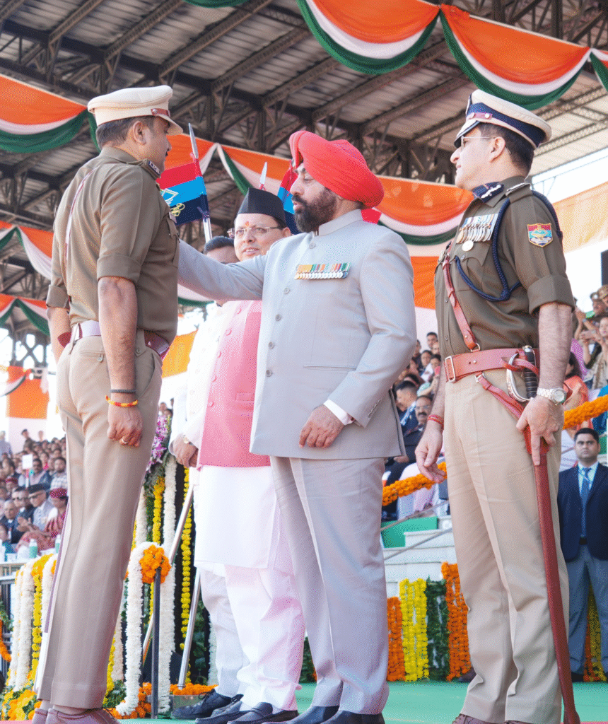 राज्य स्थापना के रजत जयंती समारोह में राज्यपाल ने रैतिक परेड की सलामी ली